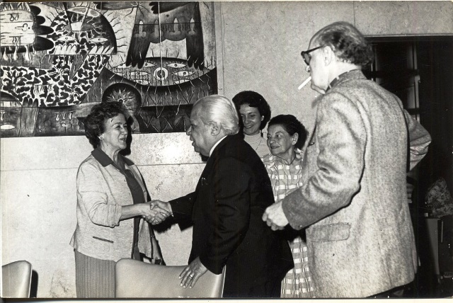Foto de Teresa Proenza (tercera de izquierda a derecha), referencista de la obra de José Martí. Detrás, Josefina García Carranza, bibliógrafa y referencista de Colección Cubana. El poeta Nicolás Guillén donó libros valiosos a la BNJM, el 3 de marzo de 1981.  